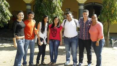 María José (izq.) en su faceta de estudiante justo a sus compañeros. Estaba por graduarse.