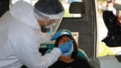 Ciudadana se somete a una prueba de detección del covid-19.