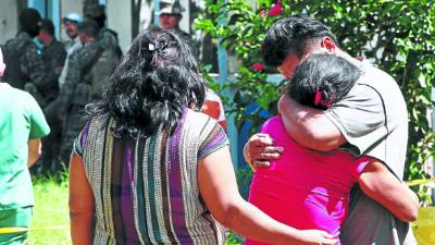 Familiares del occiso llegaron a la escena del crimen hasta que había presencia de elementos militares y de la Policía.