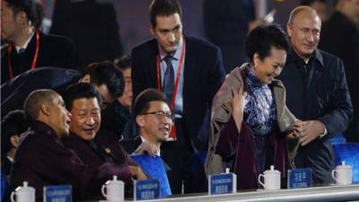El presidente chino Xi charla animado con Obama mientras Putin deja ver sus 'artes seductoras' con la primera dama del país asiático.