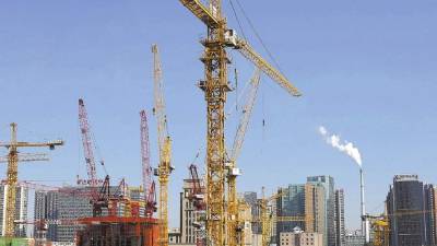 Torres de construcción sobresalen en Beijing mientras los líderes del país tratande trasmitir el mensaje de una nueva realidad.