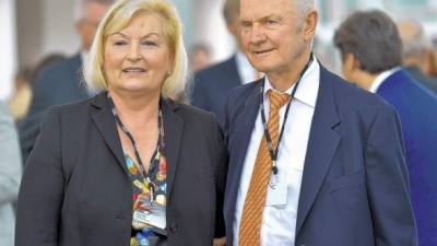 Ursula Piech y Ferdinand Piech, ex presidente de la junta y considerado el patriarca de Volkswagen, regresaron en forma triunfal a la sede de la compañía en Wolfsburgo.