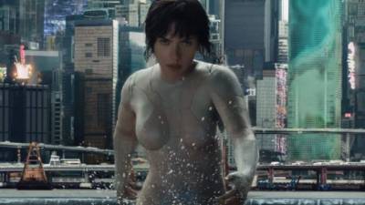 Motoko Kusanagi es una “cyborg” encargada de combatir el cibercrimen y cuyo enemigo es “El hombre que ríe”.