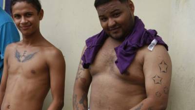Carlos Medina Acosta, alias Montuca, a la derecha Geovanny Castro, quien según la Policía lideraba una banda que se dedica al narcomenudeo.