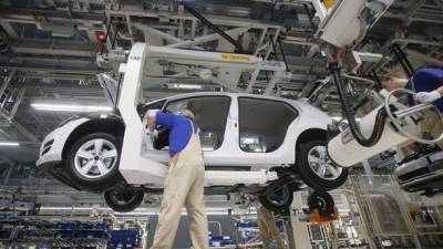 La política del BCE beneficiaría a grandes exportadores alemanes como Volkswagen.