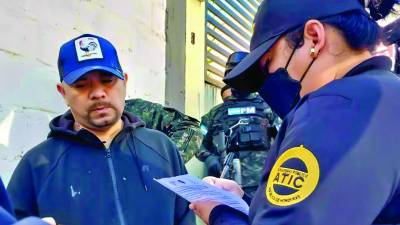 Agentes de la Atic y la Fiscalía de Delitos contra la Vida detuvieron en una vivienda en la colonia El Pedregal, de Santa Rosa de Copán, al supuesto líder de la banda, identificado como Edwin Omar Santos, alias el Zarco.