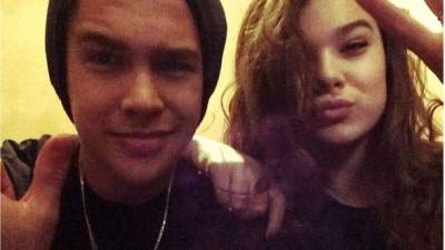 Austin Mahone y Hailee Steinfeld.