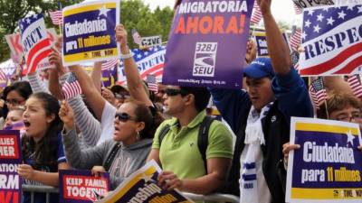 Decenas de latinos se plantaron frente a la Casa Blanca.