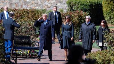 El presidente estadounidense Donald J. Trump (2i), la primera dama Melania Trump (c), el vicepresidente Mike Pence (2d), y su mujer Karen, llegan al funeral del evangelista Billy Graham en Charlotte, EE.UU., el 2 de marzo del 2018. EFE