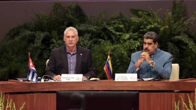 El presidente de Cuba, Miguel Diaz-Canel (i), y de Venezuela, Nicolás Maduro, participan, el 27 de mayo de 2022, en la XXI Cumbre de la Alianza Bolivariana de los Pueblos de Nuestra América (ALBA), en La Habana (Cuba). EFE/Ernesto Mastrascusa