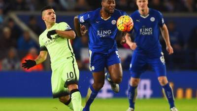 'Kun' Agüero no pudo con la defensa del Leicester.