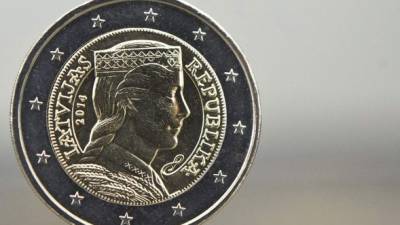 El euro baja a 1,2670 dólares. En la imagen, una cara de la moneda de euro letona fotografiada en Stuttgart, Alemania.