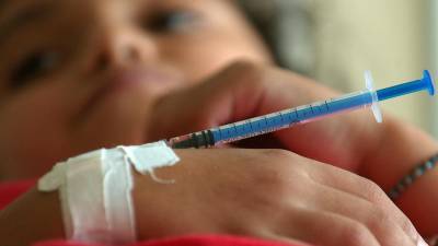 En la imagen un registro de archivo de una menor internada en la sala para enfermos de dengue del Hospital Escuela, en Tegucigalpa (Honduras).