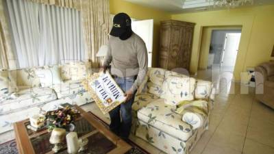 Ayer aseguraron las trece propiedades ubicadas en villas elena y miriam de Omoa. Fotos: Wendell Escoto