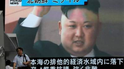 Un viandante pasa ante una pantalla gigante de televisión que muestra un retrato del líder norcoreano Kim Jong-un mientras se informa del lanzamiento de un misil balístico internacional por parte de Corea del Norte, en Tokio (Japón) hoy, 4 de julio de 2017. El régimen de Corea del Norte aseguró hoy que ha probado con éxito un misil balístico intercontinental (ICBM). EFE