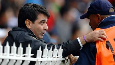 Diego Vásquez dando indicaciones a su asistente Ninrol Medina.