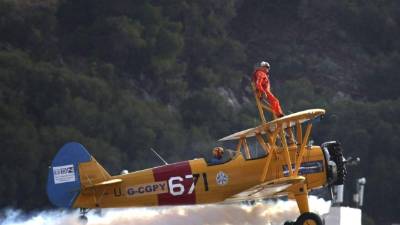 El acróbata de 94 años Tom Lackey sobrevuela Gibraltar atado a un avión.