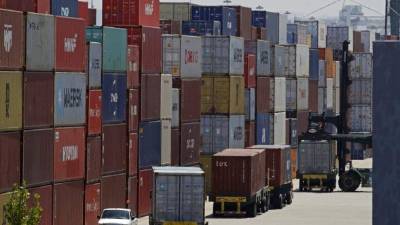 En esta imagen de archivo, tomada el 22 de julio de 2019, contenedores de mercancías apilados en columnas a la espera de ser cargados en camiones en el puerto de Oakland, en Oakland, California. (AP Foto/Ben Margot, archivo)