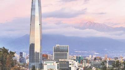 La torre más alta de América Latina, de 64 pisos y parte del proyecto Costanera Center, sigue vacía un año después de la finalización de su construcción.