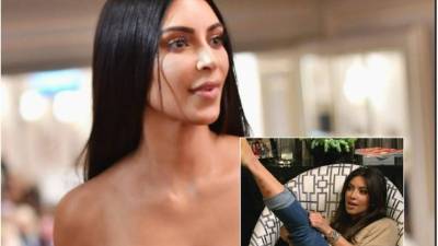 La psoriasis es una enfermedad de la piel que causa descamación e inflamación, dolor, calentamiento y coloración. Afecta el sistema nervioso central. Y aunque no lo parezca, son muchos los famosos que tienen que lidiar contra esta delicada enfermedad.A pesar de su fama, belleza y fortuna, Kim Kardashian es una de las celebridades que luchan contra la psoriasis, que se le detectó en 2011. En su caso, el padecimiento se llama soriasis y es de tipo autoinmune. La estrella de 'Keeping up with the Kardashians' (E!) ha sido franca en cuanto a su lucha contra esta deramtosis y recién recurrió a las redes sociales para quejarse amargamente de que el problema le ha llegado al rostro.'Espero la cura, por supuesto, pero mientras tanto, aprendo a aceptarlo como parte de quién soy', dijo Kim.