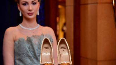 La diseñadores Maria Majari, de Jada Dubái, posa con los zapatos de oro y diamantes valorados en más de 17 millones de dólares.