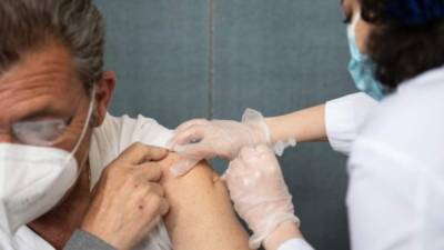 Si bien los investigadores constataron que el brote puso de manifiesto el fuerte efecto de la vacuna en la prevención de los síntomas. Foto AFP