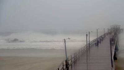 Fuertes vientos y lluvias derivados del huracán Florence comenzaron a azotar la costa de Carolina del Norte este jueves, mientras el ojo del potente ciclón avanza hacia la costa este de Estados Unidos.