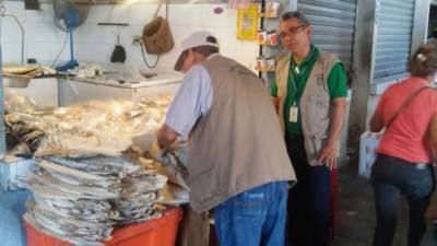 Personal de Vigilancia del Marco Normativo de la Región en supervisiones realizadas la semana pasada en el mercado Dandy de San Pedro Sula. Foto: Cristina Santos.