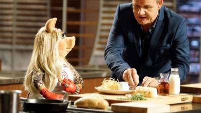 Gordon Ramsay con Miss Piggy.