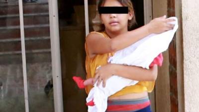 Esta adolescente pide dinero para mantener a su hijo.