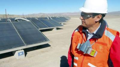 Roberto Vásquez inspecciona paneles solares en la mina Gabriela Mistral, de Codelco.