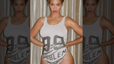 Beyoncé aparece con un ceñido maillot gris que resalta sus curvas.
