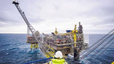 La noruega Statoil esa una de las firmas que revalúan sus planes. Una plataforma de producción de gas en aguas de ese país.