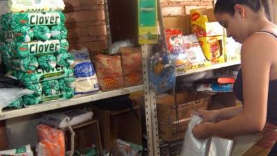 Productos básicos en una abarrotería.