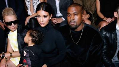 La familia Kardashian-West durante el desfile de moda de Balenciaga.