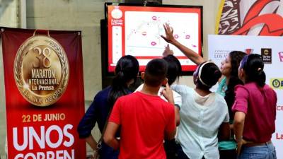 Los jóvenes ven el croquis de la 38 Maratón de La Prensa.