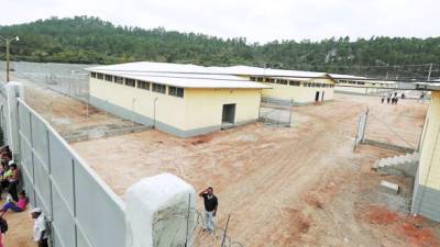 La nueva cárcel se encuentra en el municipio de El Porvenir, Francisco Morazán, aproximadamente a una hora y 15 minutos de la capital.
