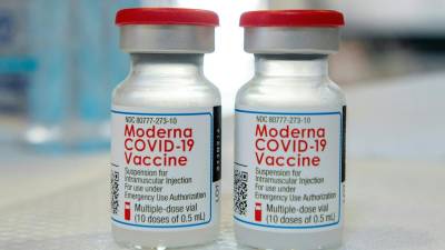 La FDA evaluará la recomendación de expertos para aprobar el refuerzo de la vacuna anticovid de Moderna.