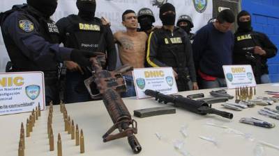 Fusiles R-15, dos pistolas calibre 9 milímetros y drogas es parte de lo decomisado.