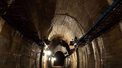 La zona donde podría encontrarse el 'tren del oro' nazi, un convoy ferroviario desaparecido hace 70 años cuando presuntamente transportaba tesoros, permanece acordonada por la policía mientras las autoridades de la Baja Silesia esperan la llegada del Ejército para que se sume a la búsqueda.