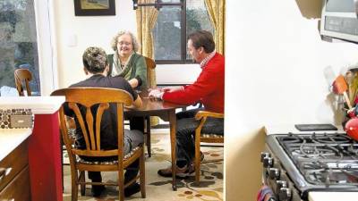 Peter y Lynne Homeyer con su hijo adoptivo José, que huyó de Honduras en 2012.