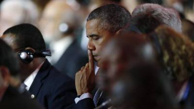 El presidente de EUA, Barack Obama escucha las conferencias del primer día de la cumbre COP21.