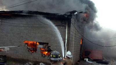 Durante varias horas estuvieron trabajando los bomberos para controlar el incendio en la fábrica. Foto: Samuel Zelaya