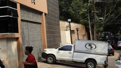 Personal forense en el levantamiento.