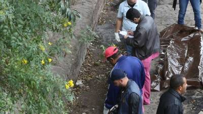 En una cuneta del anillo periférico, a inmediaciones de la colonia Honduras, fue asesinado Óscar Rolando Gómez.
