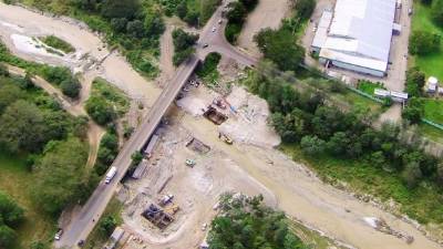Los trabajos en el segundo anillo van muy avanzados y actualmente se trabaja en el puente sobre el río Blanco. Foto drone: Yoseph Amaya.