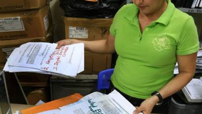 Cientos de documentos se arruinaron por la lluvia en el área de expedientes.