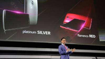 El jefe de mercadeo de marca de LG Electronics MobileComm, Frank Lee, presenta el nuevo celular flexible hoy.
