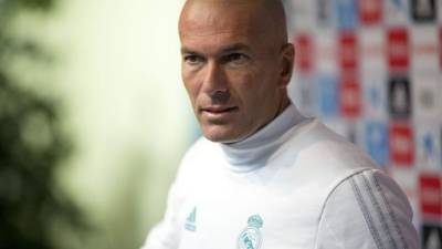 CAL01. LOS ÁNGELES (CAL, EE.UU.), 22/07/2017. El entrenador del Real Madrid, Zinedine Zidane, da una rueda de prensa momentos antes de la práctica del equipo en las instalaciones de la Universidad de California (UCLA) hoy, sábado 22 de julio de 2017, en Los Ángeles, California (EE.UU.). EFE/Armando Arorizo