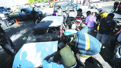 El momento del rescate del taxista Marvin Ramírez.